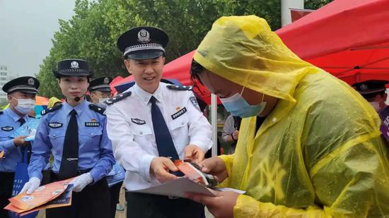 天津市公安局線上線下多種形式宣傳“打擊和防范經(jīng)濟(jì)犯罪”(圖4)